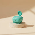 MotaCero Spa cepillo dispensador verde petróleo sobre pedestal marfil