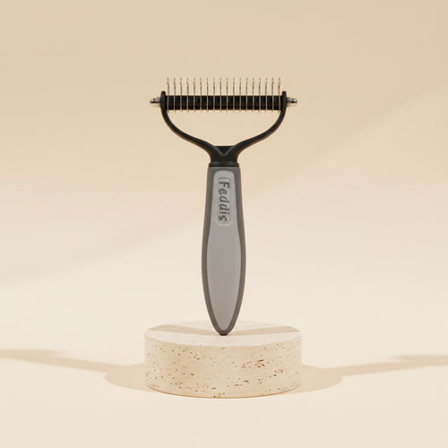 MotaCero Duo cepillo deslanador gris sobre pedestal marfil