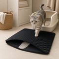 Gato saliendo del arenero sobre tapete recolector negro MotaCero CleanStep
